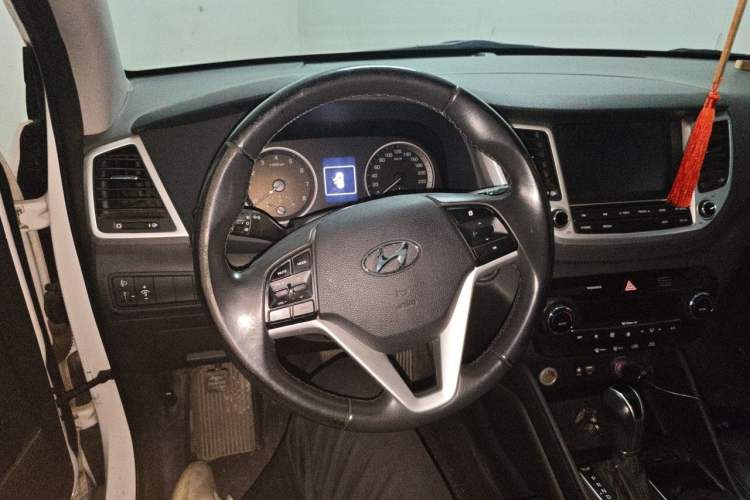 Used Hyundai Tucson 2015 1.6T Dual-Clutch Two-Wheel-Drive Smart Model Steering Wheel