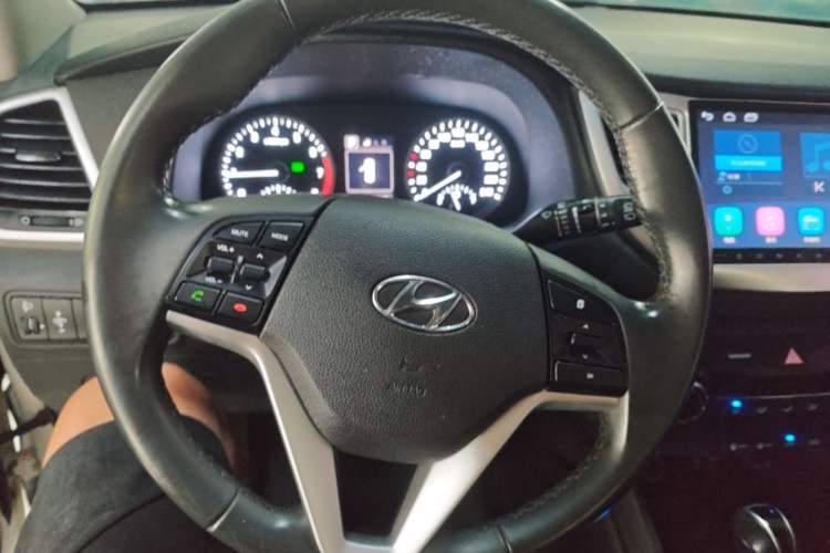 Used Hyundai Tucson 2015 2.0L Automatic Two-Wheel Drive Smart Version Steering Wheel