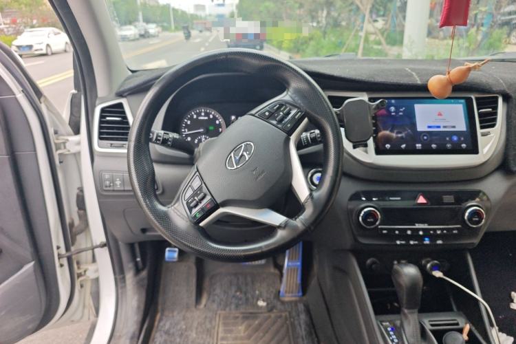 Used Hyundai Tucson 2015 1.6T Dual-Clutch Two-Wheel-Drive Smart Model Steering Wheel