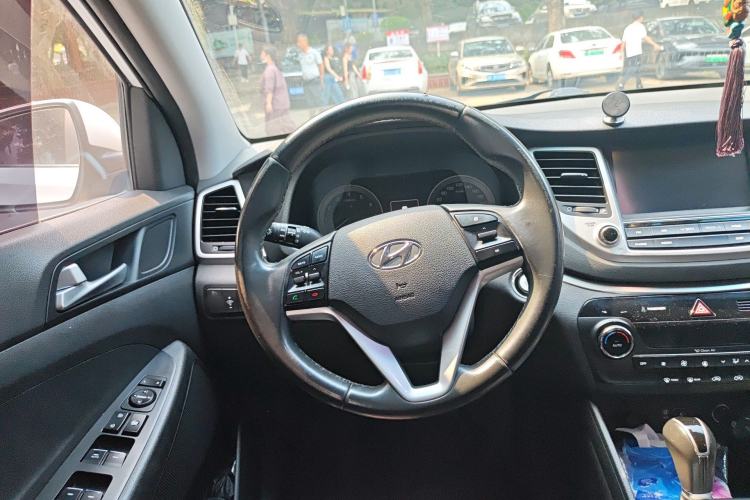 Used Hyundai Tucson 2015 1.6T Dual-Clutch Two-Wheel-Drive Smart Model Steering Wheel