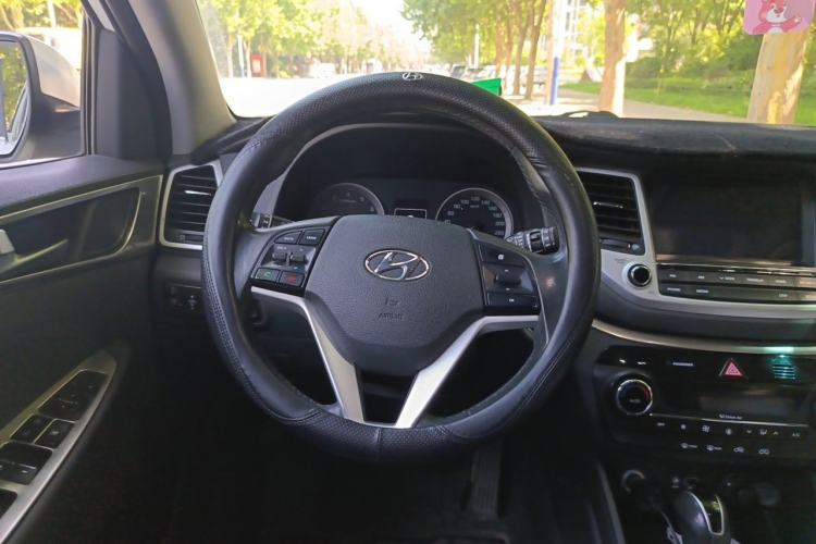 Used Hyundai Tucson 2015 1.6T Dual-Clutch Two-Wheel-Drive Smart Model Steering Wheel