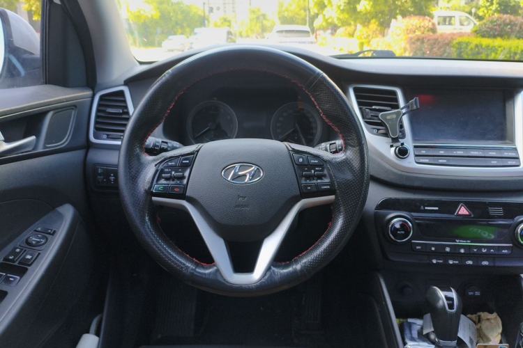Used Hyundai Tucson 2015 1.6T Dual-Clutch Two-Wheel-Drive Smart Model Steering Wheel