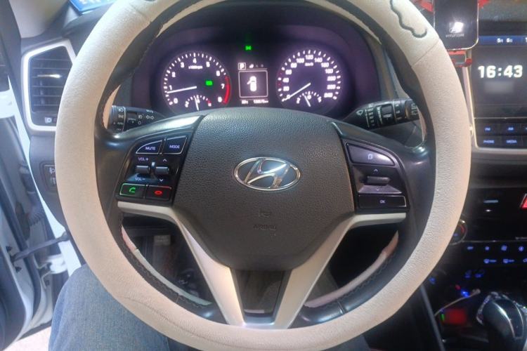 Used Hyundai Tucson 2015 1.6T Dual-Clutch Two-Wheel-Drive Smart Model Steering Wheel