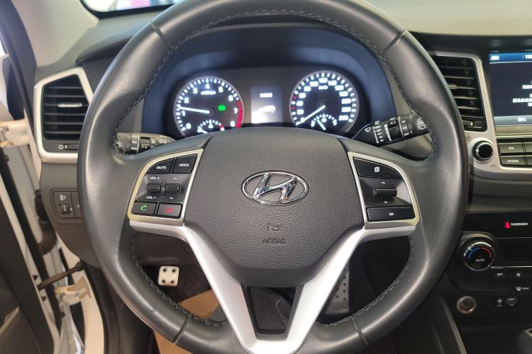 Used Hyundai Tucson 2015 1.6T Dual-Clutch Two-Wheel-Drive Smart Model Steering Wheel