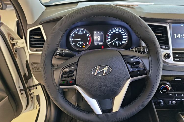 Used Hyundai Tucson 2015 1.6T Dual-Clutch Two-Wheel-Drive Smart Model Steering Wheel
