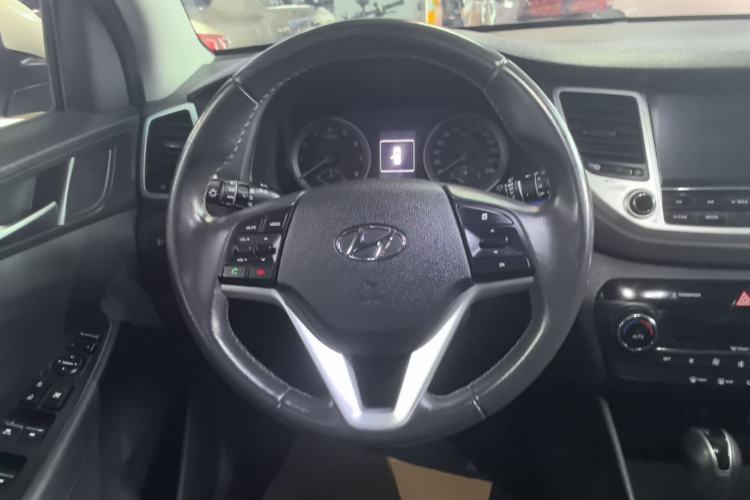 Used Hyundai Tucson 2015 1.6T Dual-Clutch Two-Wheel-Drive Leading Model Steering Wheel