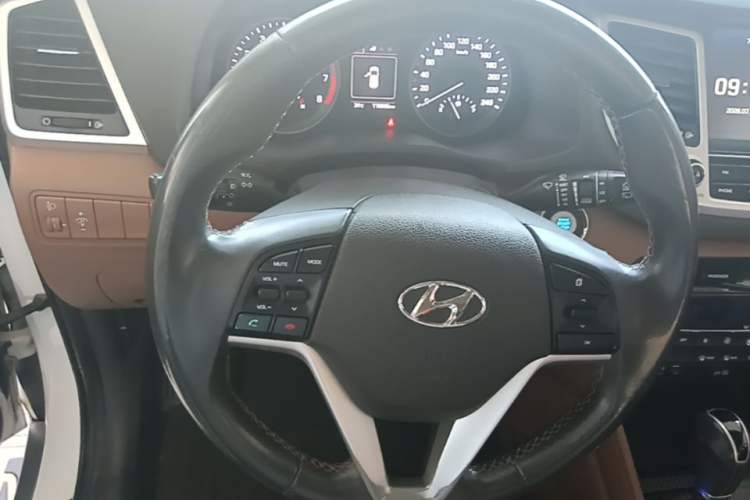 Used Hyundai Tucson 2015 1.6T Dual-Clutch Two-Wheel-Drive Smart Model Steering Wheel