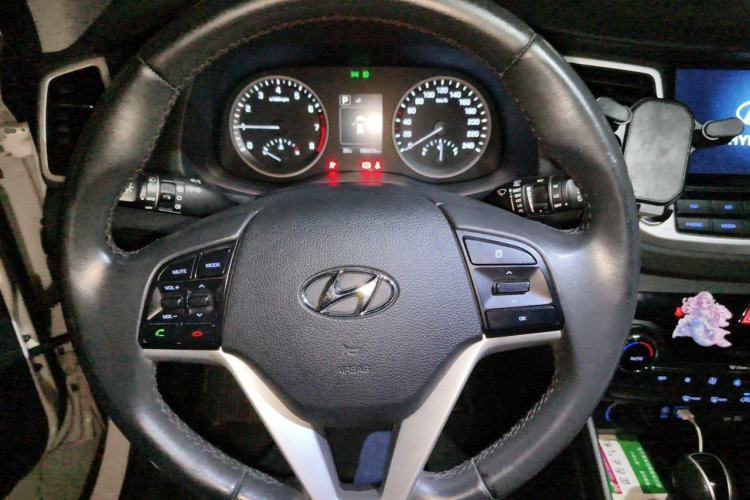Used Hyundai Tucson 2015 1.6T Dual-Clutch Two-Wheel-Drive Smart Model Steering Wheel
