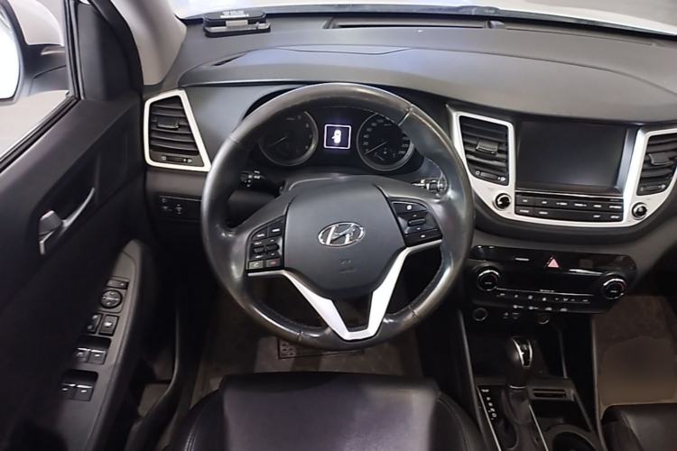 Used Hyundai Tucson 2015 1.6T Dual-Clutch Two-Wheel-Drive Smart Model Steering Wheel