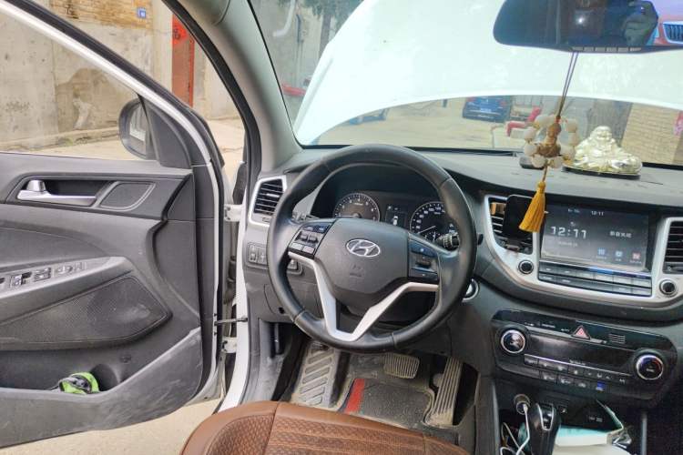 Used Hyundai Tucson 2015 1.6T Dual-Clutch Two-Wheel-Drive Smart Model Steering Wheel