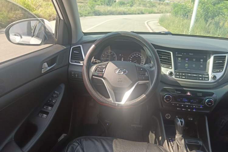 Used Hyundai Tucson 2015 1.6T Dual-Clutch Two-Wheel-Drive Smart Model Steering Wheel