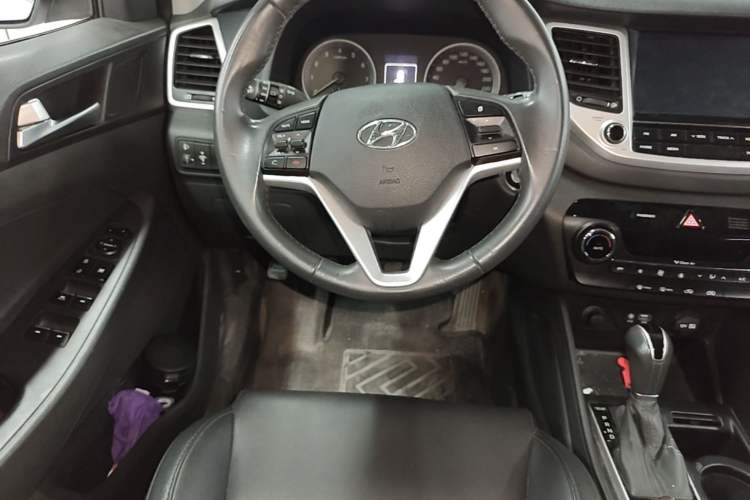 Used Hyundai Tucson 2015 1.6T Dual-Clutch Two-Wheel-Drive Smart Model Steering Wheel