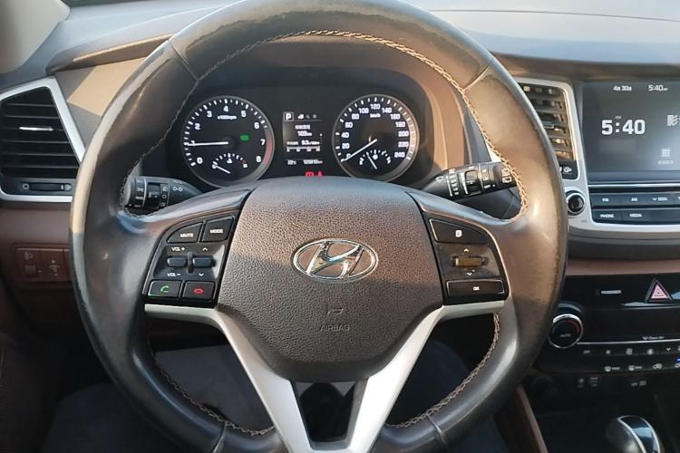 Used Hyundai Tucson 2015 1.6T Dual-Clutch Two-Wheel-Drive Smart Model Steering Wheel