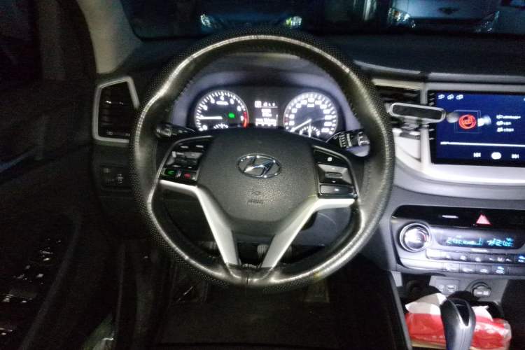Used Hyundai Tucson 2015 1.6T Dual-Clutch Two-Wheel-Drive Smart Model Steering Wheel