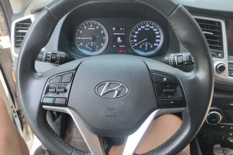 Used Hyundai Tucson 2015 1.6T Dual-Clutch Two-Wheel-Drive Leading Model Steering Wheel