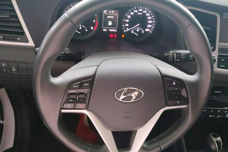 Used Hyundai Tucson 2015 1.6T Dual-Clutch Two-Wheel-Drive Smart Model Steering Wheel