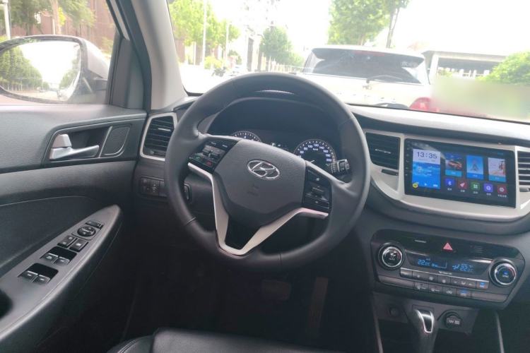 Used Hyundai Tucson 2015 1.6T Dual-Clutch Two-Wheel-Drive Smart Model Steering Wheel
