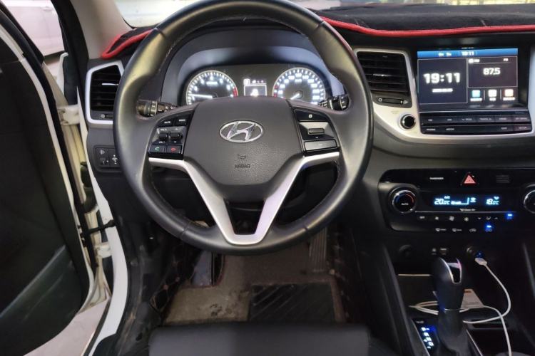 Used Hyundai Tucson 2015 1.6T Dual-Clutch Two-Wheel-Drive Smart Model Steering Wheel