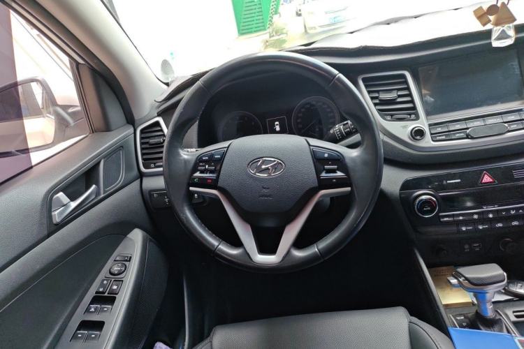 Used Hyundai Tucson 2015 1.6T Dual-Clutch Two-Wheel-Drive Smart Model Steering Wheel