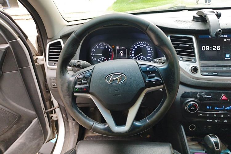 Used Hyundai Tucson 2015 1.6T Dual-Clutch Two-Wheel-Drive Smart Model Steering Wheel