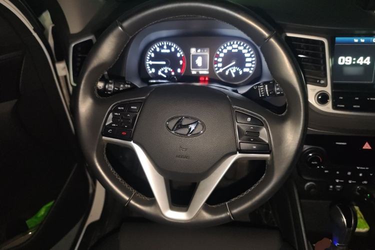 Used Hyundai Tucson 2015 1.6T Dual-Clutch Two-Wheel-Drive Smart Model Steering Wheel