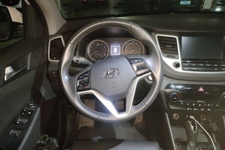Used Hyundai Tucson 2015 1.6T Dual-Clutch Two-Wheel-Drive Smart Model Steering Wheel