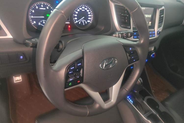 Used Hyundai Tucson 2015 1.6T Dual-Clutch Two-Wheel-Drive Smart Model Steering Wheel