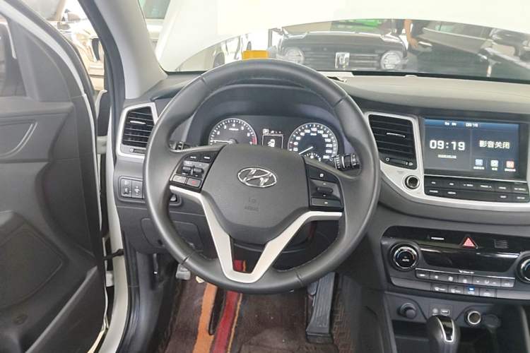Used Hyundai Tucson 2015 1.6T Dual-Clutch Two-Wheel-Drive Smart Model Steering Wheel