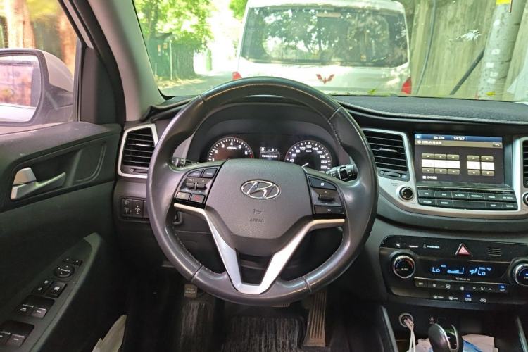 Used Hyundai Tucson 2015 1.6T Dual-Clutch Two-Wheel-Drive Smart Model Steering Wheel
