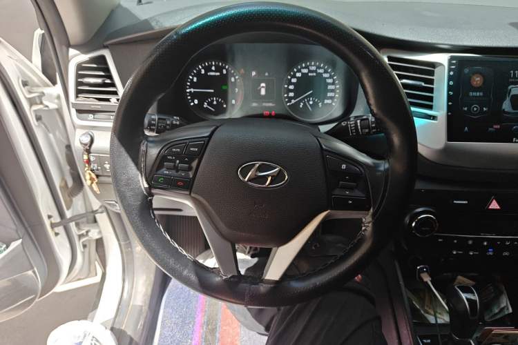 Used Hyundai Tucson 2015 1.6T Dual-Clutch Two-Wheel-Drive Smart Model Steering Wheel
