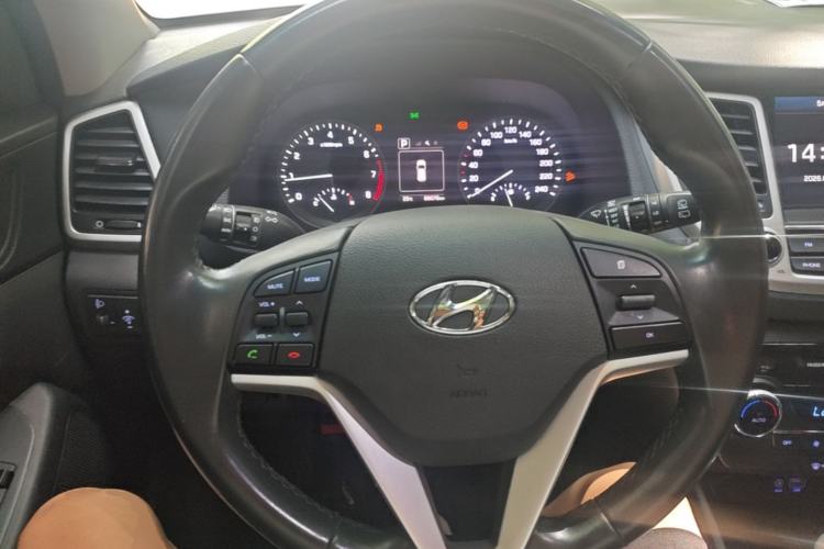Used Hyundai Tucson 2015 1.6T Dual-Clutch Two-Wheel-Drive Smart Model Steering Wheel