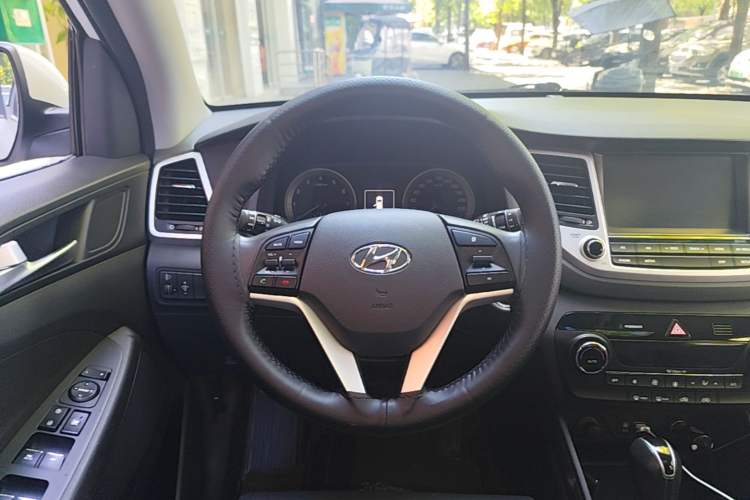 Used Hyundai Tucson 2015 1.6T Dual-Clutch Two-Wheel-Drive Smart Model Steering Wheel