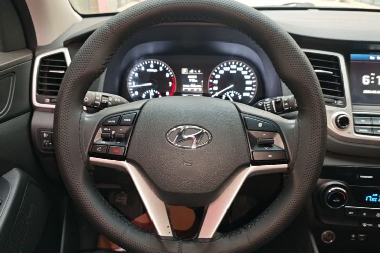 Used Hyundai Tucson 2015 1.6T Dual-Clutch Two-Wheel-Drive Smart Model Steering Wheel