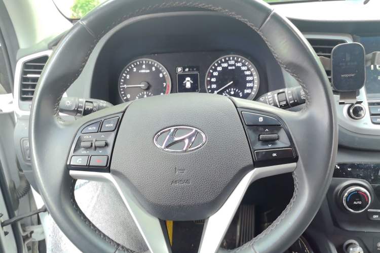 Used Hyundai Tucson 2015 1.6T Dual-Clutch Two-Wheel-Drive Smart Model Steering Wheel