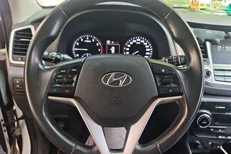 Used Hyundai Tucson 2015 1.6T Dual-Clutch Two-Wheel-Drive Smart Model Steering Wheel