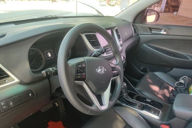 Used Hyundai Tucson 2015 1.6T Dual-Clutch Two-Wheel-Drive Smart Model Steering Wheel