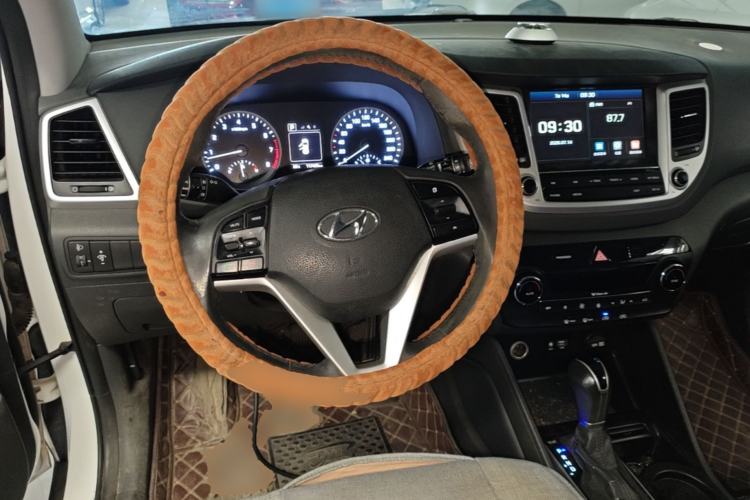 Used Hyundai Tucson 2015 1.6T Dual-Clutch Two-Wheel-Drive Smart Model Steering Wheel