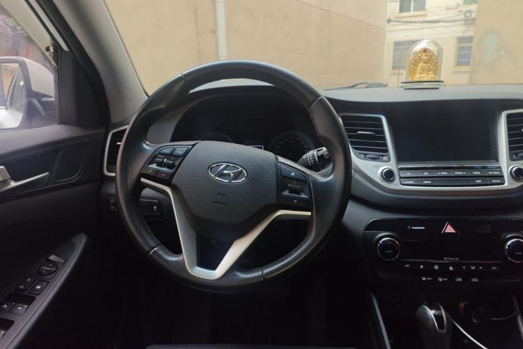 Used Hyundai Tucson 2015 1.6T Dual-Clutch Two-Wheel-Drive Smart Model Steering Wheel