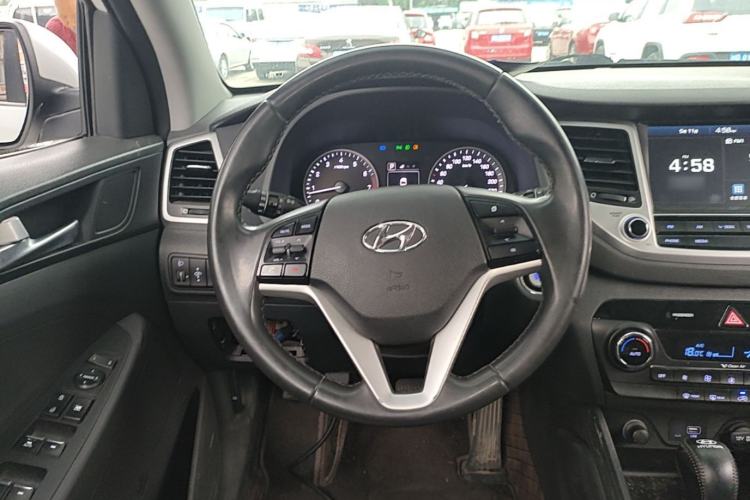 Used Hyundai Tucson 2015 1.6T Dual-Clutch Two-Wheel-Drive Smart Model Steering Wheel