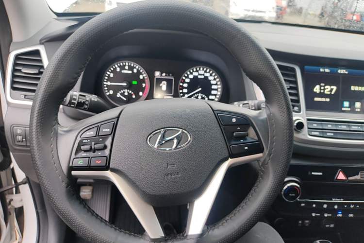 Used Hyundai Tucson 2015 1.6T Dual-Clutch Two-Wheel-Drive Smart Model Steering Wheel