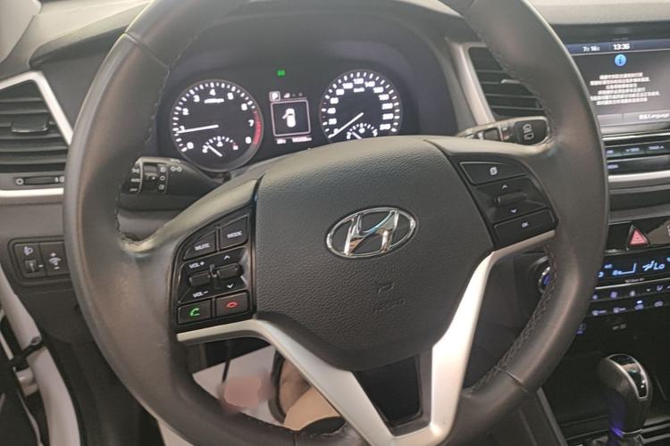 Used Hyundai Tucson 2015 1.6T Dual-Clutch Two-Wheel-Drive Smart Model Steering Wheel