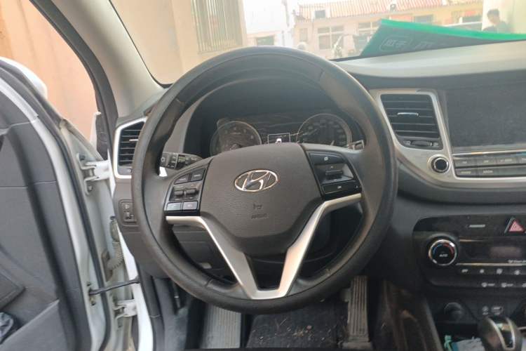 Used Hyundai Tucson 2015 1.6T Dual-Clutch Two-Wheel-Drive Smart Model Steering Wheel
