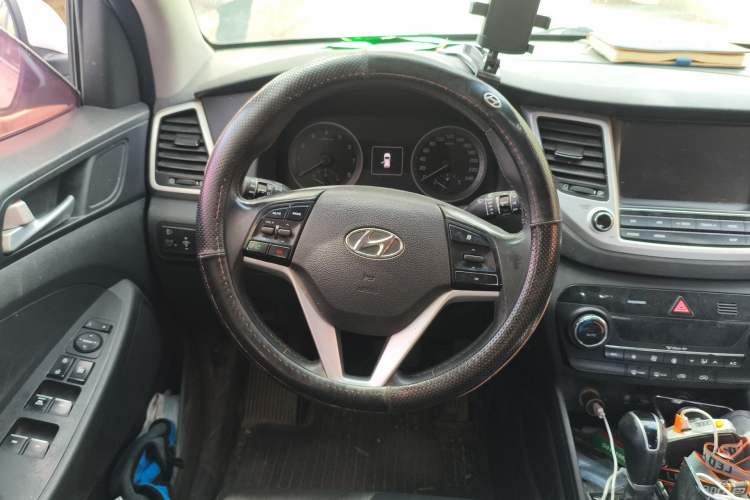 Used Hyundai Tucson 2015 1.6T Dual-Clutch Two-Wheel-Drive Smart Model Steering Wheel