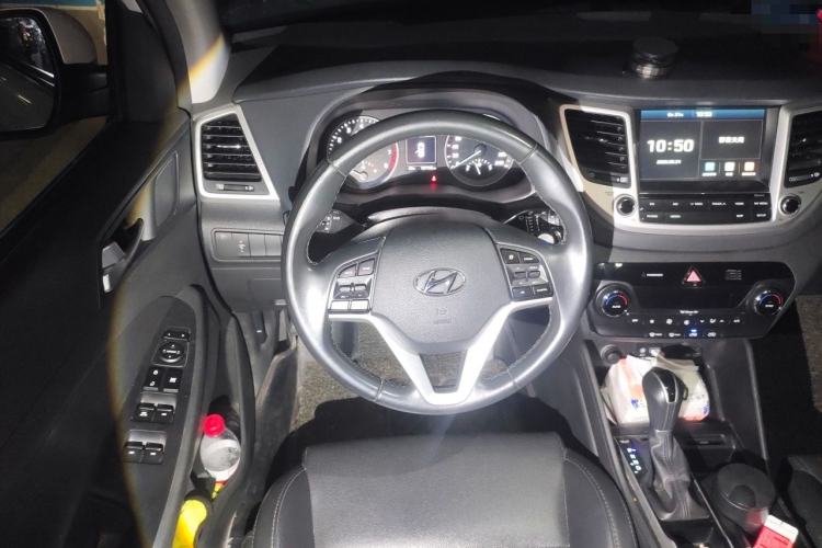 Used Hyundai Tucson 2015 1.6T Dual-Clutch Two-Wheel-Drive Smart Model Steering Wheel
