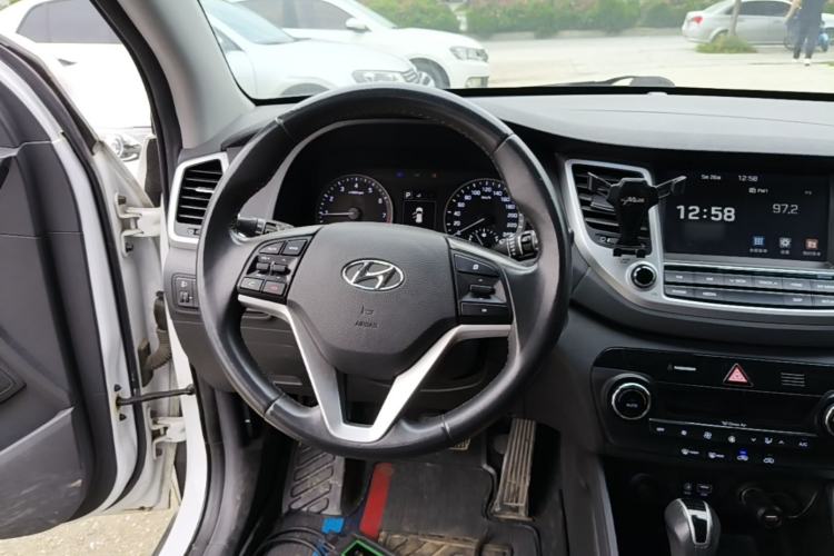 Used Hyundai Tucson 2015 1.6T Dual-Clutch Two-Wheel-Drive Smart Model Steering Wheel