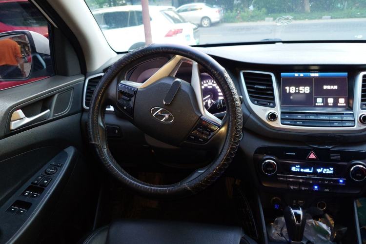 Used Hyundai Tucson 2015 1.6T Dual-Clutch Two-Wheel-Drive Smart Model Steering Wheel