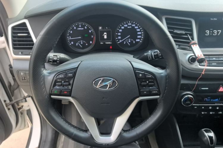 Used Hyundai Tucson 2015 1.6T Dual-Clutch Two-Wheel-Drive Smart Model Steering Wheel