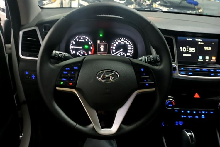 Used Hyundai Tucson 2015 1.6T Dual-Clutch Two-Wheel-Drive Smart Model Steering Wheel