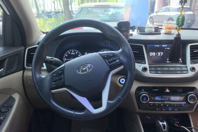 Used Hyundai Tucson 2015 1.6T Dual-Clutch Two-Wheel-Drive Smart Model Steering Wheel
