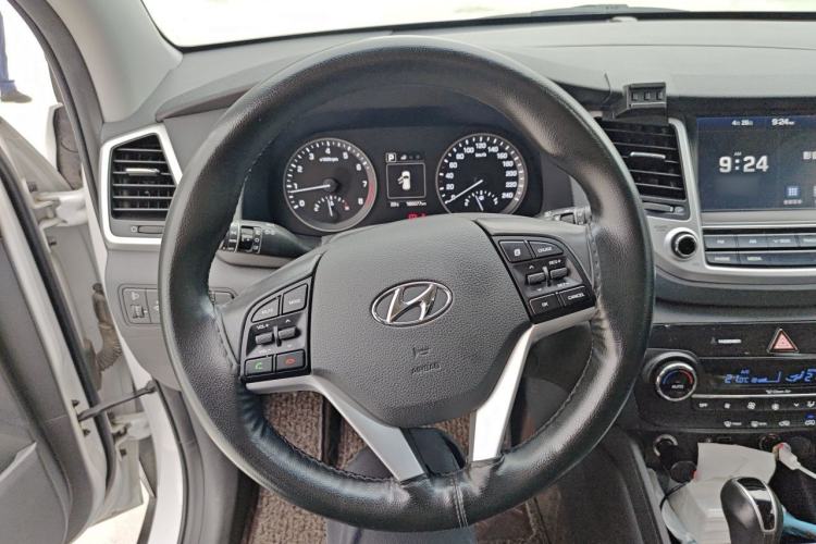 Used Hyundai Tucson 2015 1.6T Dual-Clutch Two-Wheel-Drive Leading Model Steering Wheel